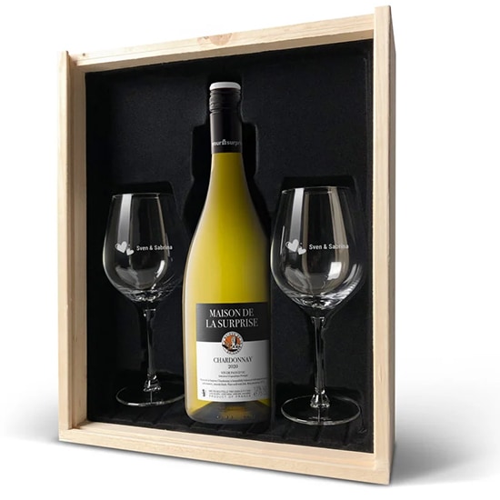 Houten kist met ruimte voor een wijnfles met 2 wijnglazen met gravure "Cheers! Daphne" erop, nr 11 idee cadeaupakket vrouw