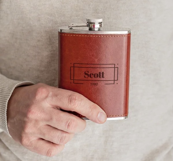 Leren heupfles met naam als Sinterklaas cadeau voor hem