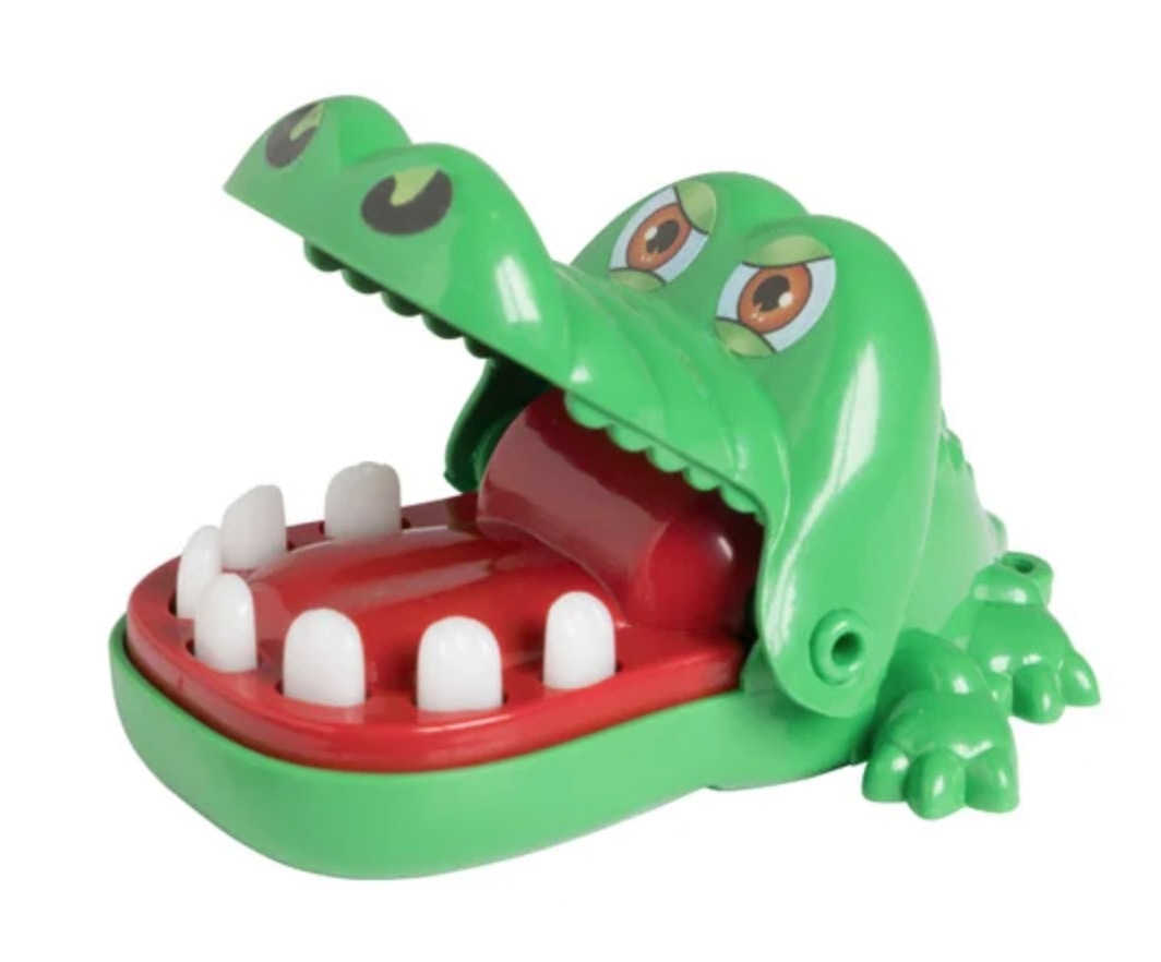 Met een klepper krokodil op een grappige manier geld geven